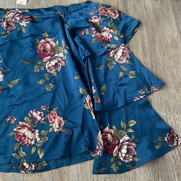 NWT! Francesca’s Miami off shoulder ruffle sleeve top - Picture 3 of 8